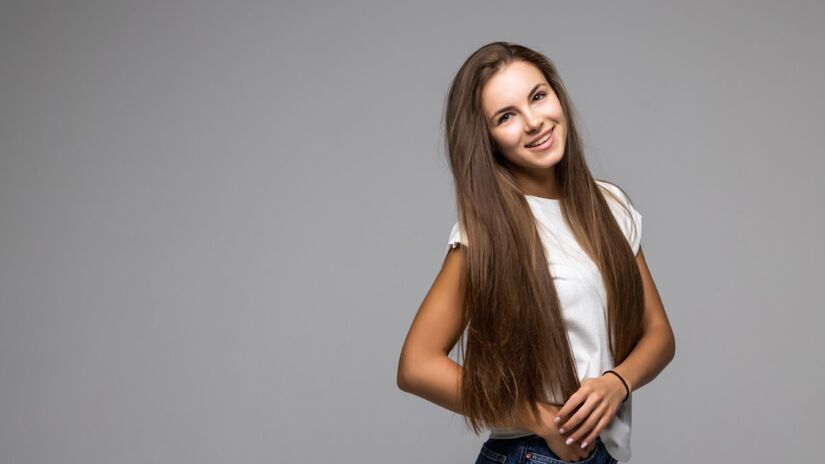 Para manter os fios saudáveis e favorecer o caimento ao longo do tempo vale combinar o corte com uma boa alimentação, hidratações estratégicas e cuidados básicos com o couro cabeludo (Foto: Freepik)