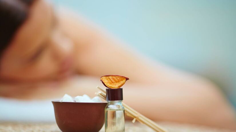 Combinações de óleos aplicadas em regiões tensionadas do corpo podem intensificar o processo de relaxamento durante o período noturno. Fotos: Freepik