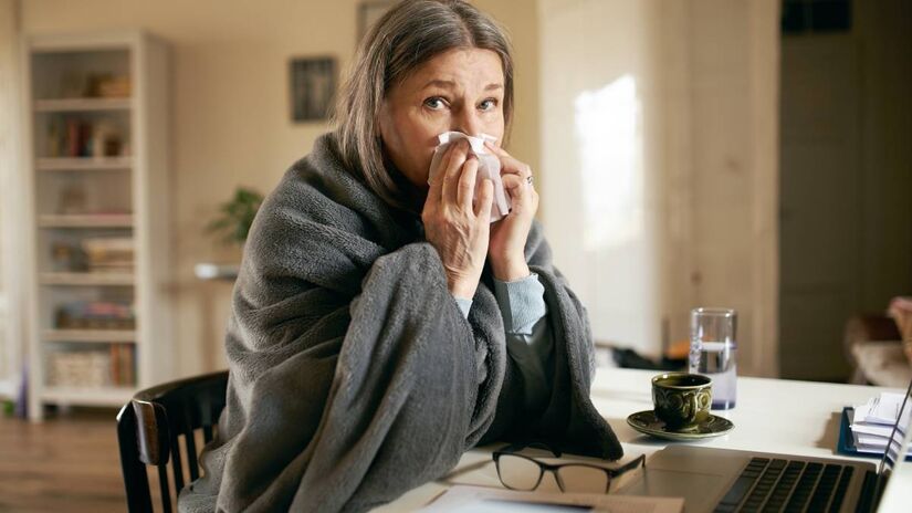 Para quem busca al&iacute;vio r&aacute;pido da tosse em casa, o xarope de cebola com mel costuma aparecer entre as receitas mais citadas.
