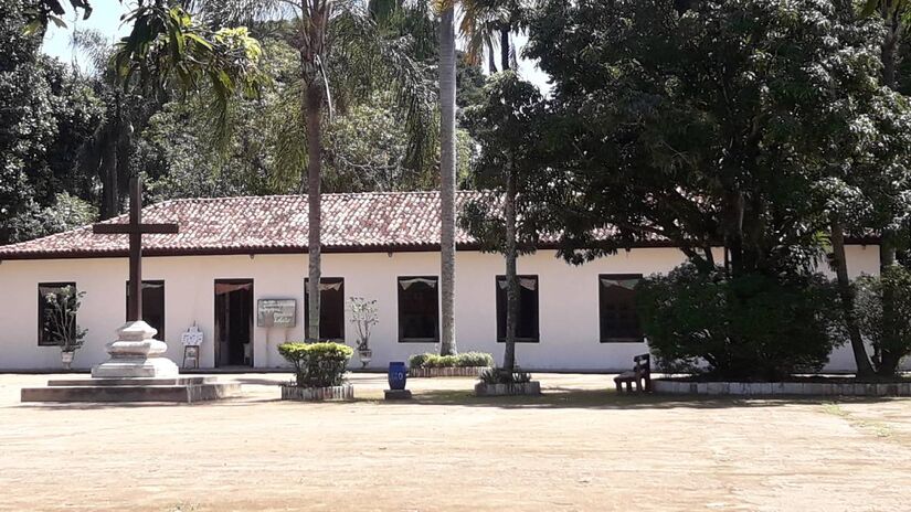 Apesar das potencialidades, os moradores lobatenses destacam desafios estruturais que ainda impactam a qualidade de vida local. A depend&ecirc;ncia de servi&ccedil;os b&aacute;sicos, como sa&uacute;de especializada e oferta de empregos, frequentemente direciona a popula&ccedil;&atilde;o a munic&iacute;pios maiores. 