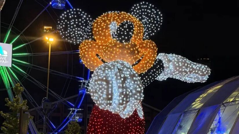 A Vila Capivari recebe luzes, figuras temáticas e neve artificial que transformam o centro turístico em cenário de Natal e atraem visitantes durante toda a temporada. Foto: Instagram