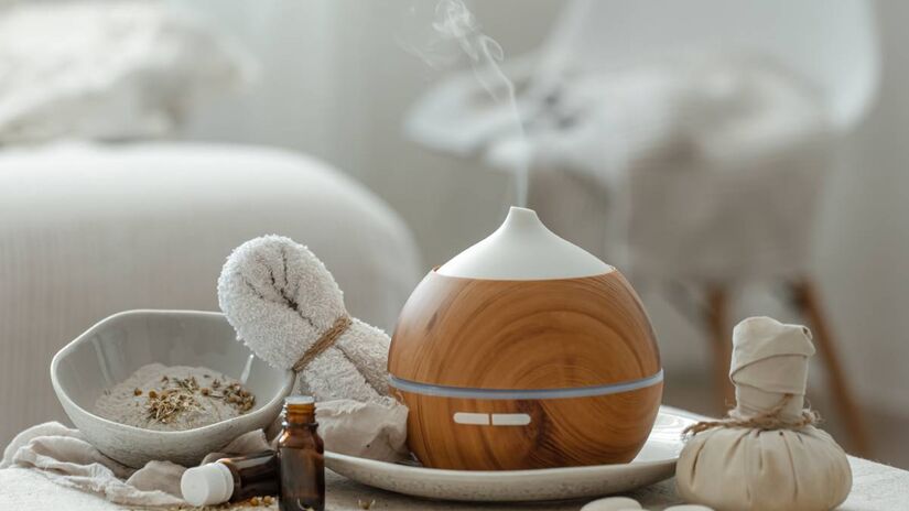Difusores aromáticos ampliam a ação dos compostos naturais ao liberar partículas que influenciam áreas do cérebro associadas ao bem-estar.