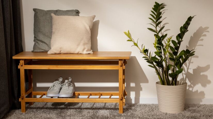 Adeus, mesa de centro: o side bench ganha espa&ccedil;o por ser leve, f&aacute;cil de mover e &uacute;til no dia a dia