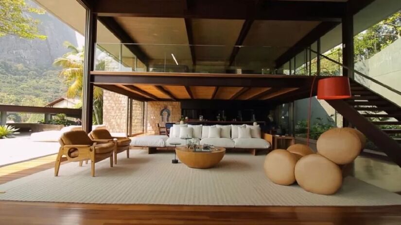 Distribuída em 6 mil metros quadrados de terreno e 2 mil metros quadrados climatizados.