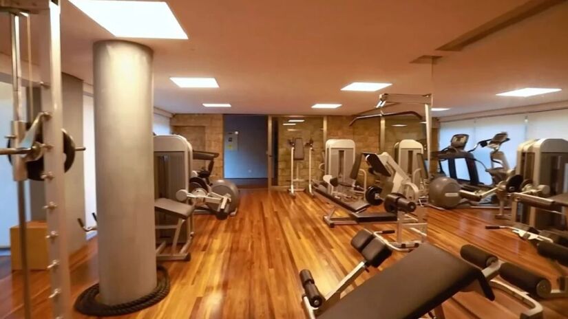 Propriedade, construída para uso da família, inclui áreas amplas de lazer, espaços integrados de convivência e acabamento inspirado em resorts internacionais.