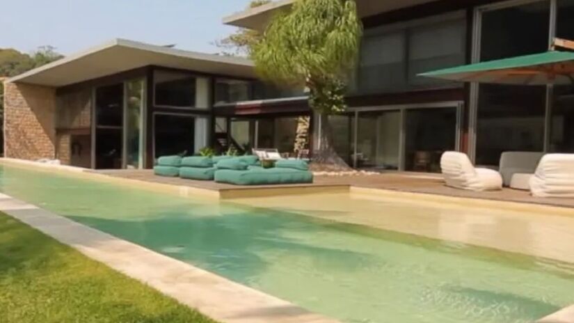 Entre os ambientes de lazer, destacam-se cinema particular, boate, academia completa, quadra de tênis, campo de futebol e até uma horta própria.