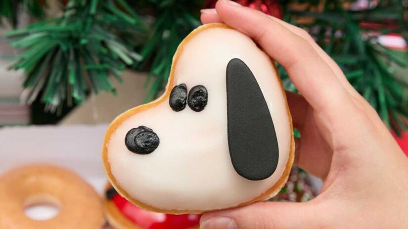 Caixa comemorativa limitada, com 12 donuts, traz receitas inéditas que homenageiam o beagle mais amado do mundo, o Snoopy, além de Charlie Brown e outros personagens.