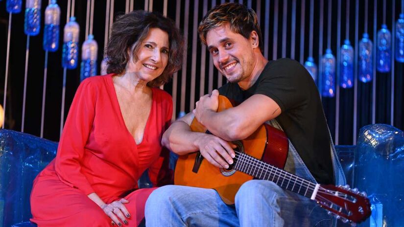 Com humor e delicadeza, a peça aborda envelhecimento, solidão, relações intergeracionais e os desafios da sociedade patriarcal, discutindo etarismo, estigmas sociais e tabus sobre sexualidade na maturidade.