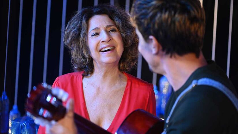 Dedicada a Paulo Gustavo, artista que transformou o teatro em ferramenta de reflexão e afeto, a comédia provoca debates contemporâneos com leveza.