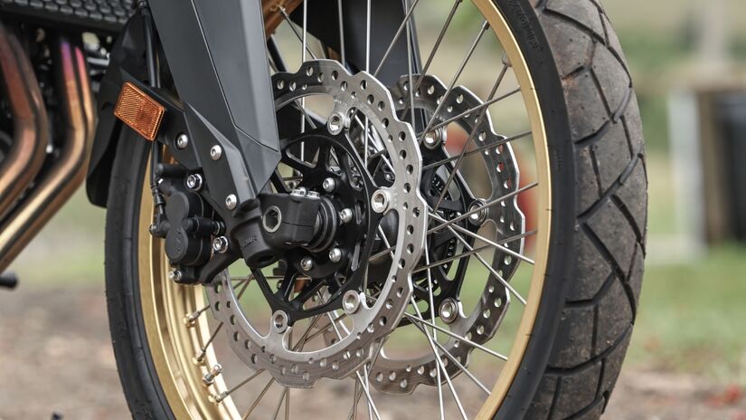 As suspensões Showa garantem estabilidade no asfalto e confiança no off-road | Divulgação