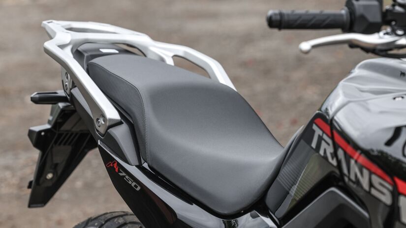 Painel TFT de 5" traz três modos de exibição e comandos retroiluminados | Divulgação