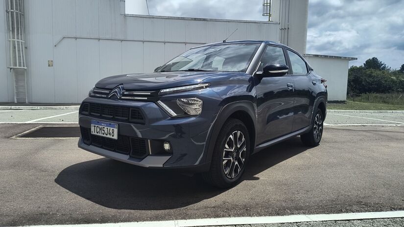 Cabine espaçosa acomoda bem quatro adultos, com acabamento caprichado nas versões topo.