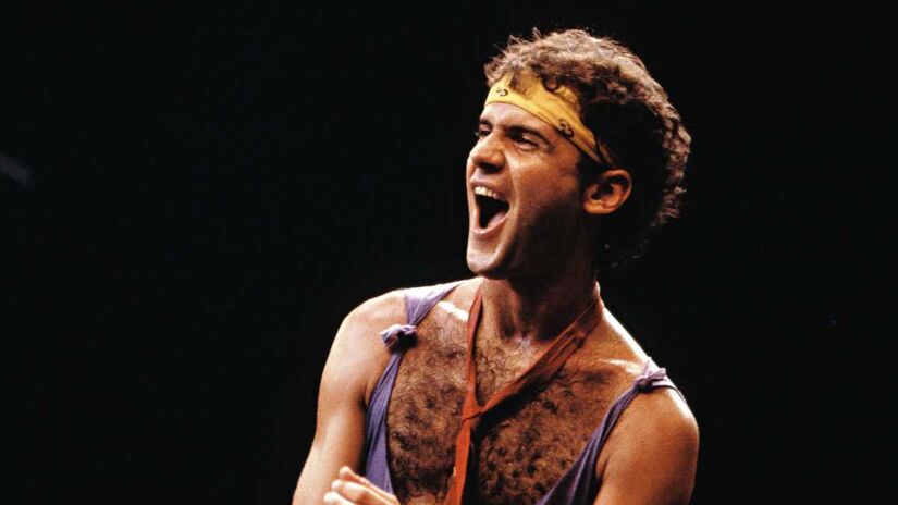 Terceira, com cenografia interativa que exibe críticas, matérias e imagens raras da fase solo, com itens pessoais como mural do quarto, óculos, roupas e objetos.