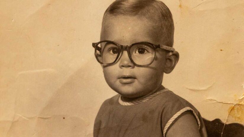 Primeira apresenta o ambiente familiar e os primeiros anos de vida, com roupas e brinquedos do bebê, documentos, fotos feitas pelo próprio Cazuza e desenhos escolares.