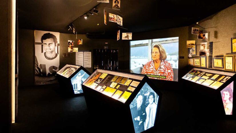 Grande parte dos mais de 700 itens expostos pertence ao acervo pessoal preservado por Lucinha Araújo, mãe de Cazuza e presidente da Sociedade Viva Cazuza.