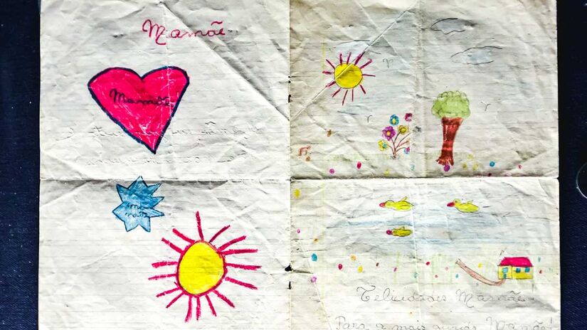 Entre os mais de 700 objetos expostos na mostra, estão roupas, documentos, manuscritos de letras e poemas, desenhos, registros em áudio e vídeo e objetos pessoais de Cazuza.