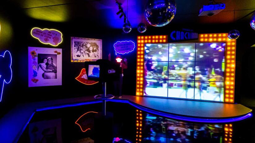 Mostra também recria ambientes marcantes da trajetória do artista, como a Pizzaria Guanabara, o palco e o camarim do último show no Canecão, o palco do Chacrinha e a Galeria Alaska.