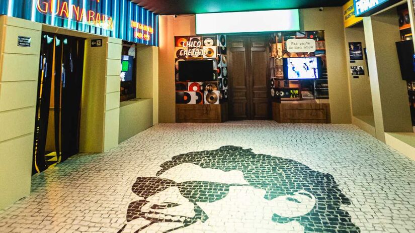 11 salas da mostra foram concebidas para formar uma narrativa visual e sonora da vida de Cazuza, mantendo o desenho original do Rio de Janeiro, mas ampliando detalhes na versão de São Paulo. Conheça a seguir mais detalhes.