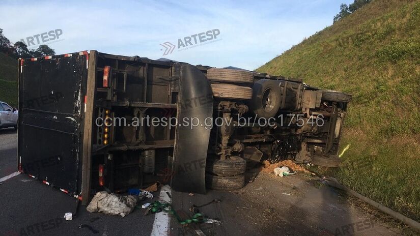 Com o tombamento, o veículo ocupou a faixa da direita e o acostamento | Divulgação/Artesp