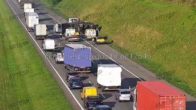 Congestionamento se formando momentos após o tombamento | Divulgação/Artesp