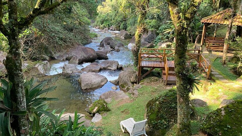 O conjunto de matas, rios e montanhas impulsiona atividades ao ar livre (Foto: Eduardo Miyake/Wikimedia Commons)