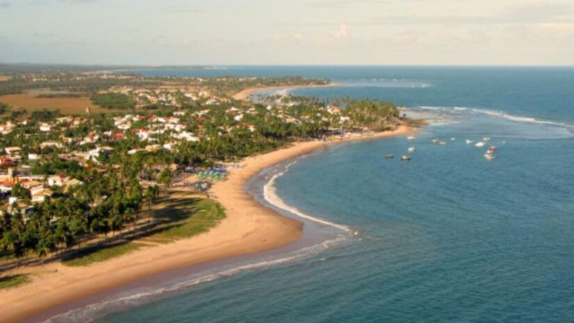 2. Praia de Guarajuba, em Camaçari, Bahia (Foto: Léia Figueiredo/Wikimedia Commons)