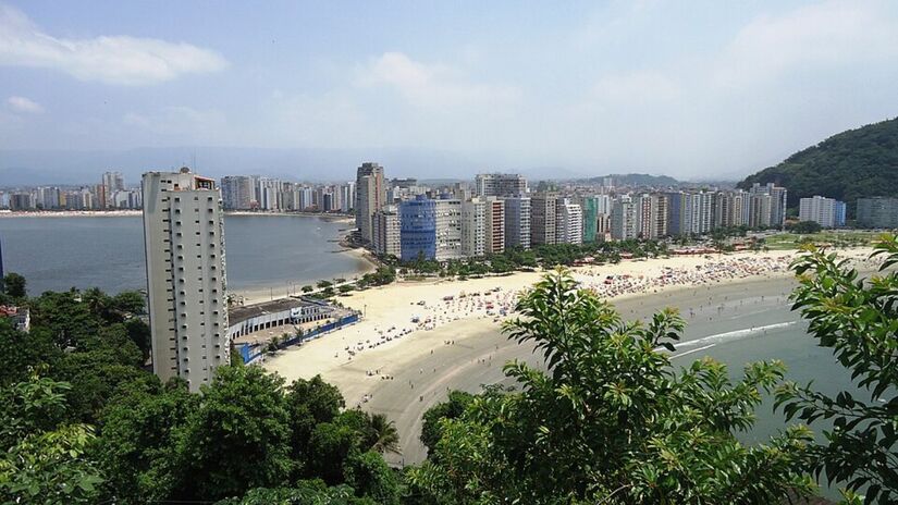 O fato de São Vicente ser uma cidade com praia já é uma vantagem para muitas pessoas (Foto: Jacinto@lves de Souza/Wikimedia Commons)