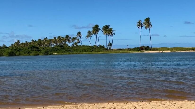 3. Praia da Espera, em Itacimirim, Bahia (Foto: Reprodução YouTube/E aí, Vamos viajar)