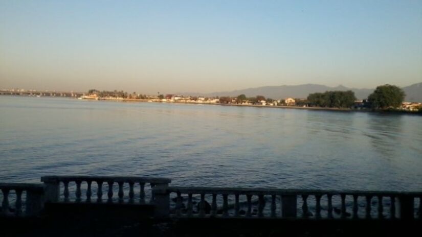 Em 2025, São Vicente foi destacada como uma das cinco cidades do Brasil com maior salto no Ranking Nacional de Saneamento Básico (Foto: Eduardo Garcia Acedo/Wikimedia Commons)