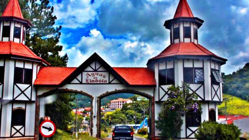 Lindóia, a joia do Circuito das Águas Paulistas, é mais do que uma cidade turística é a Capital da Água Mineral do Brasil! Sabia que este pequeno município no interior de São Paulo é responsável por 40% de todo o abastecimento nacional de água mineral? Conheça a Estância Hidromineral que une natureza, história e o recurso hídrico mais vital para o país. Explore cachoeiras e monumentos nesta cidade cujo nome em tupi-guarani significa "Rio que não transborda e água morna ao paladar".