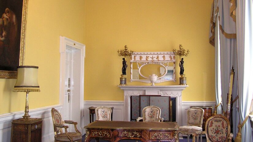 Pinte uma parede de amarelo: as cores possuem poder, e segundo a psicologia das cores, o amarelo está relacionado a amizade, boas vibrações, otimismo e até clareza mental. Imagem: Donaldytong/Wikimedia Commons