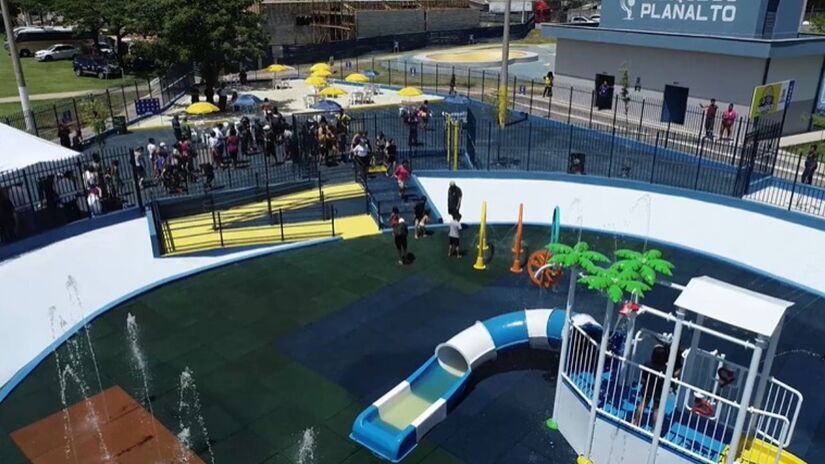 Com 1.500 m&#xB2; de área, o espaço comporta até 120 pessoas ao mesmo tempo. A piscina tem 50 centímetros de profundidade, medida pensada para crianças pequenas, e é acompanhada de brinquedos aquáticos como escorregadores e o tradicional balde gigante que despeja água de tempos em tempos, arrancando gritos e risadas dos pequenos.