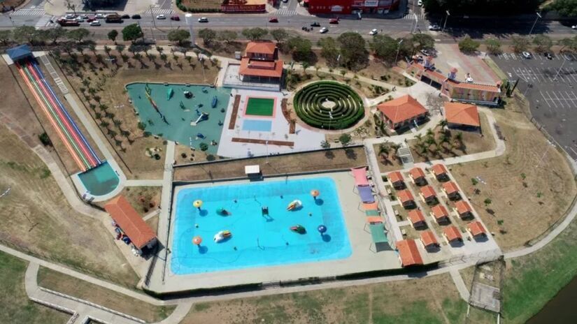 A área aquática conta com escorregadores e um toboágua de 60 metros, que chama a atenção dos aventureiros de plantão. Por questões de segurança dos menores, os adultos só podem usar os toboáguas se estiverem acompanhados de crianças