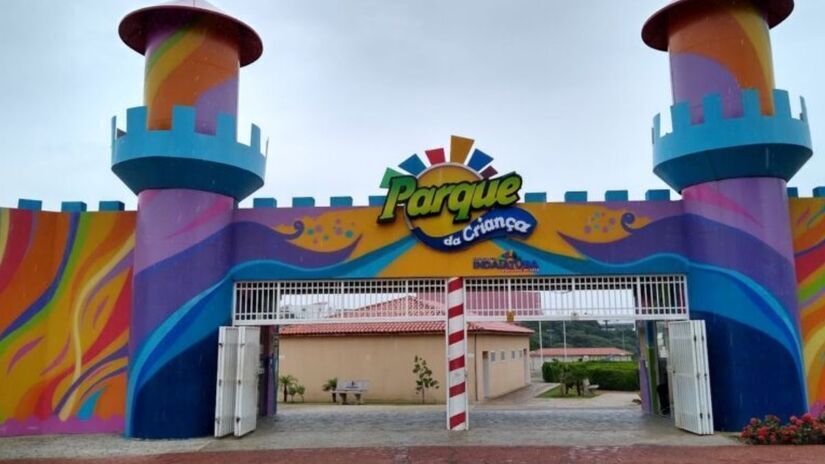 Além disso, o parque se destaca pela sua acessibilidade, com rampas e estrutura adaptada para garantir que todos, incluindo pessoas com deficiência, possam aproveitar as atrações com conforto e segurança