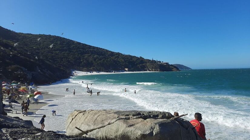 Praia do Farol chama atenção pela areia branca e pelo mar azul-turquesa (Foto: Giulbr/Wikimedia Commons)