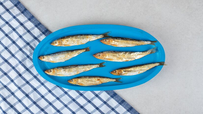 A sardinha pode ser preparada grelhada, assada ou até em versões enlatadas, desde que com baixo teor de sal