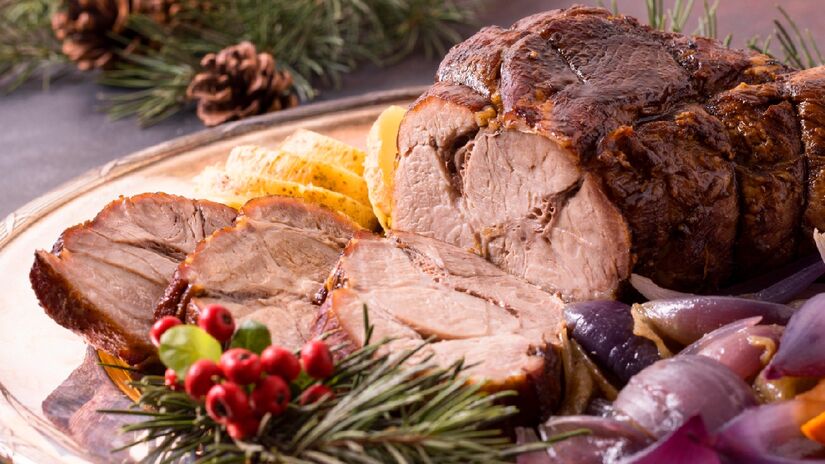 As carnes gordurosas  como pernil, pato, panceta e cortes como costela e cupim  também figuram entre os alimentos que mais desencadeiam os sintomas - (Freepik)