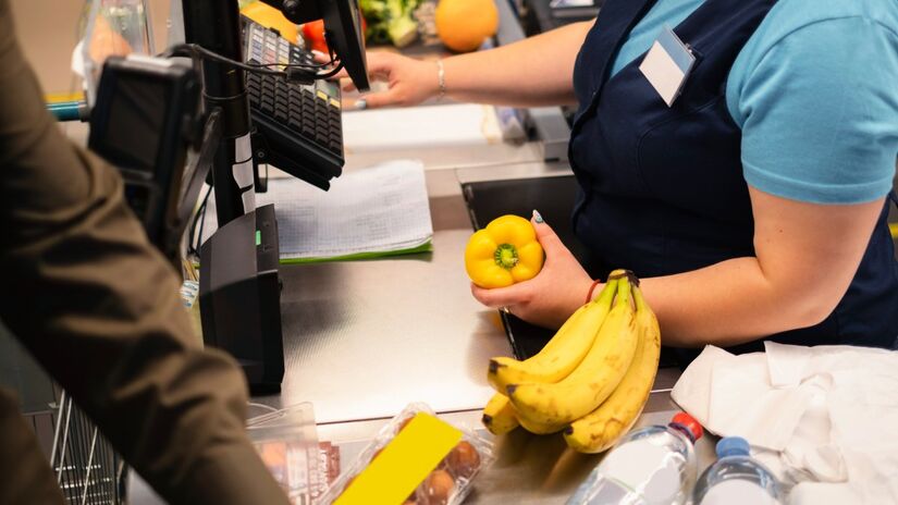 Falta de educação, comportamento agressivo e até assédio sexual estão entre as situações enfrentadas pelos funcionários de caixa