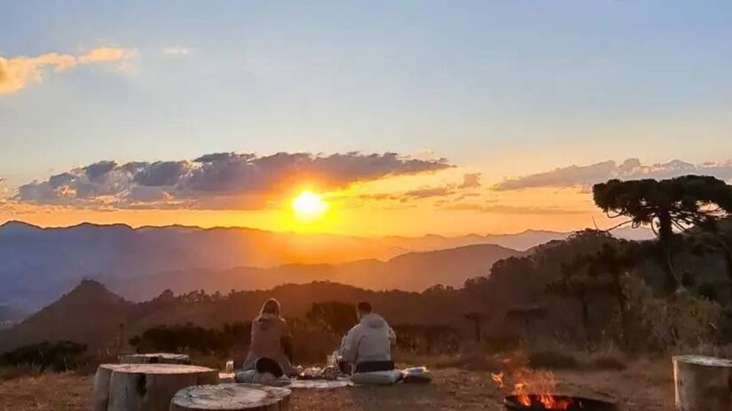 O ponto final da trilha oferece visão ampla das montanhas e clima ideal para registrar o pôr do sol antes do retorno. Foto: Divulgação