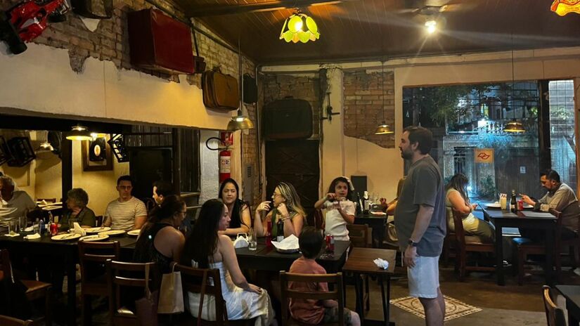 A sensação é de caminhar por um cenário que mistura memória familiar e história da cidade. Cada cantinho parece render um comentário: "minha avó tinha um igual", "meu pai usava isso", "na casa da tia tinha um assim". Essa troca espontânea ajuda a criar o clima de intimidade que a casa cultiva desde o primeiro dia. Fotos: Raphael Miras/Gazeta de S.Paulo