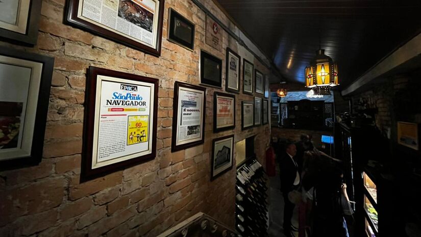 Durante a Revolta de 1924, quando São Paulo virou campo de batalha, o casarão foi atingido. Quase cem anos depois, segue de pé, agora como palco de encontros em vez de conflitos. 