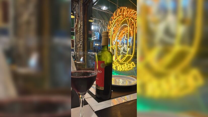 Se a fachada antiga entrega tradição, o cardápio mostra que a Bendita Maria também sabe inovar. O grande diferencial da casa é a pizza por metro, servida em formato retangular, com massa fina, recheio generoso e ingredientes de primeira linha.