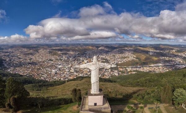 Outro ponto tur&iacute;stico imperd&iacute;vel&nbsp;&eacute; o Cristo Redentor. Localizado no Parque do Cristo, ele oferece uma vista incr&iacute;vel da cidade e da natureza ao redor. No ponto mais alto, &eacute; poss&iacute;vel at&eacute;&nbsp;ver cidades do estado de S&atilde;o Paulo - (Divulga&ccedil;&atilde;o/Prefeitura de Po&ccedil;os de Caldas)