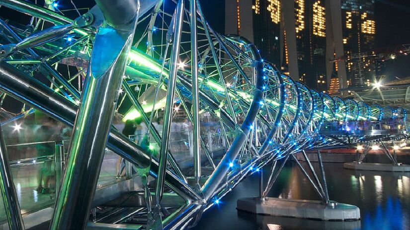 Ponte Helix, Singapura. Imagem: William Cho/Wikimedia Commons
