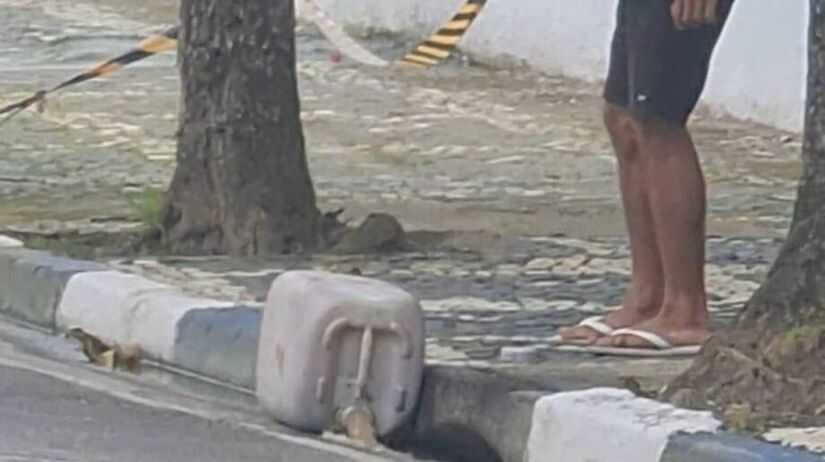 Flagrante de descarte irregular de &oacute;leo na Praia do Tombo, em Guaruj&aacute;/Reprodu&ccedil;&atilde;o
