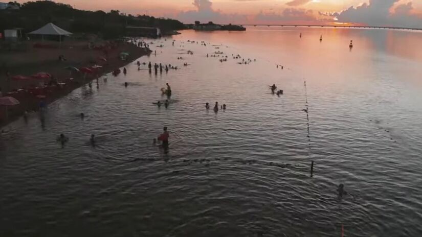 A cerca de 660 km da capital, Presidente Epitácio é um dos destinos mais conhecidos de praia fluvial em SP (Fotos: Youtube/Reprodução)