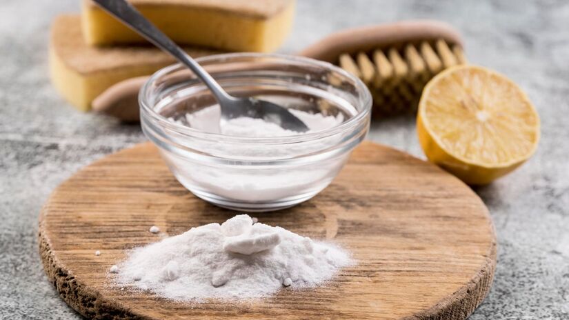 Depois de desentupir, a mistura de bicarbonato de sódio, vinagre e limão pode te ajudar a soltar resíduos leves e a reduzir odores (Fotos: Freepik)