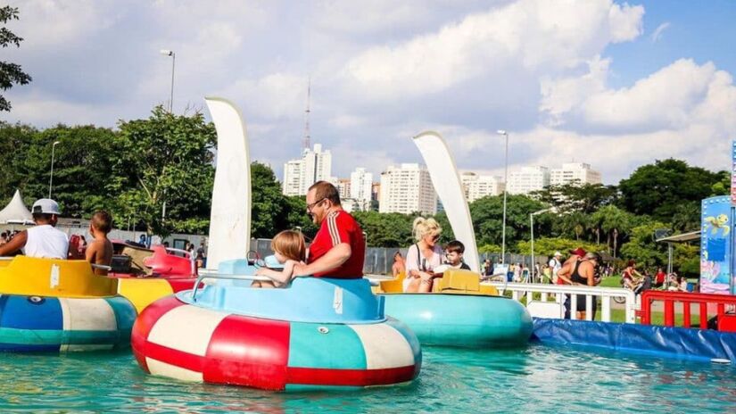 As crianças um pouco maiores, até 8 anos, também têm vez. Além dos infláveis, o Família no Parque oferece atrações como bungee trampolim, tirolesa, trenzinho e outros brinquedos que permitem a participação dos pais. Fotos: Divulgação/Família no Parque