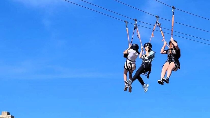 Quem preferir pode levar lanches de casa, montar um piquenique sob a sombra das árvores e fazer do passeio um programa sem pressa, que começa de manhã e se estende até o fim da tarde.