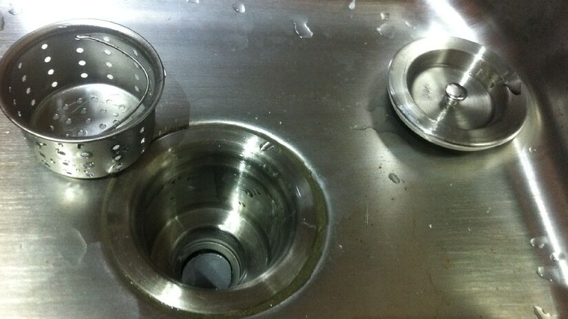 Use o protetor de ralo para evitar que detritos sólidos se acumulem no sifão. Imagem: Belchers Albert/Wikimedia Commons